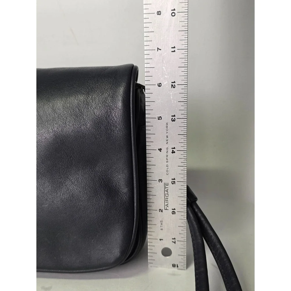 Stone Mountain Women's Purse Handbag Bag Navy Leather Pockets‎ Zip Close